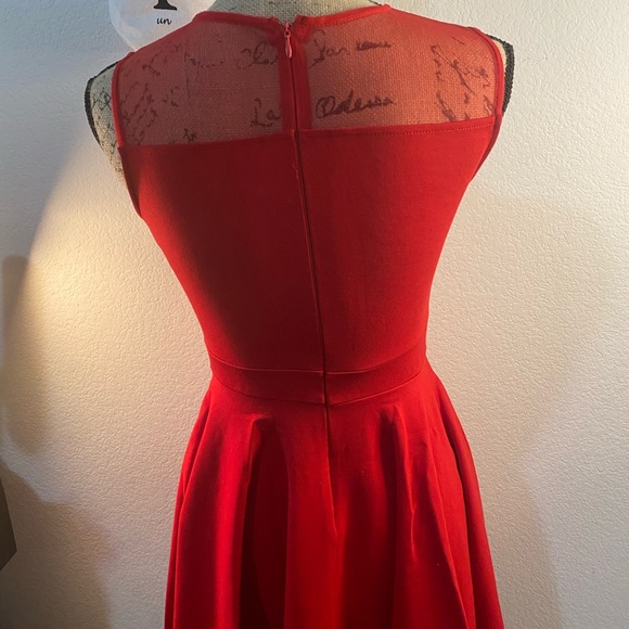 Put on that red dress - Picture 3 of 4